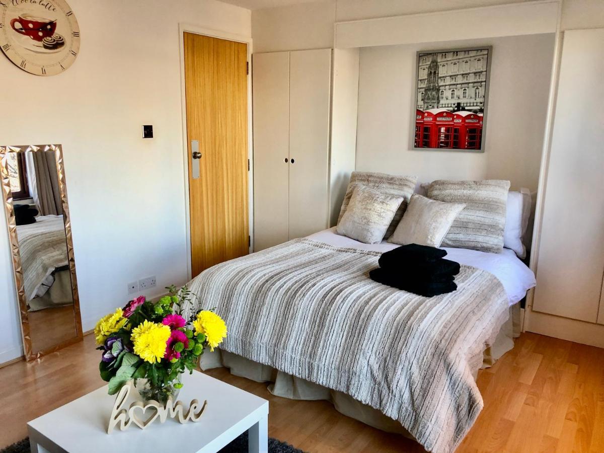 Tobacco Dock Studio Apartament *